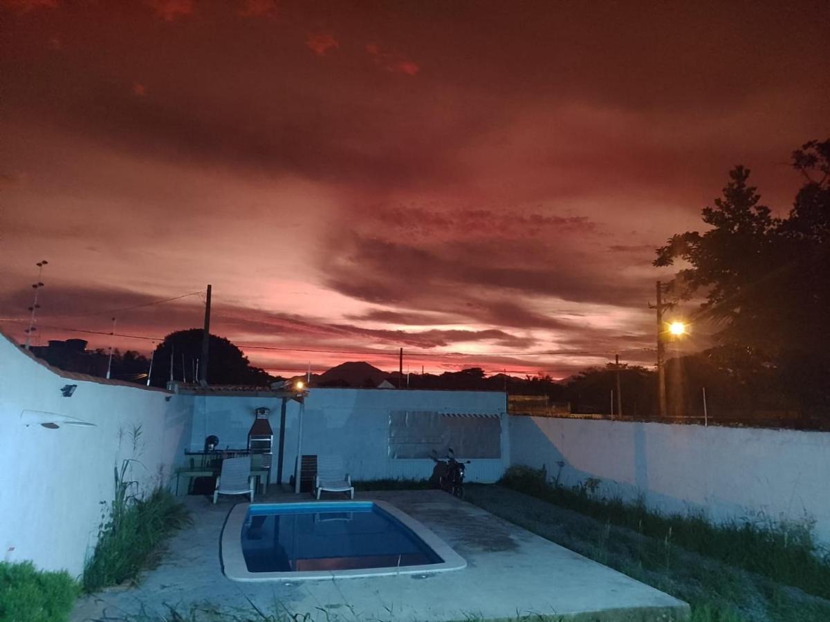 Vila Agradavel Com Piscina. Villa Peruíbe Екстериор снимка